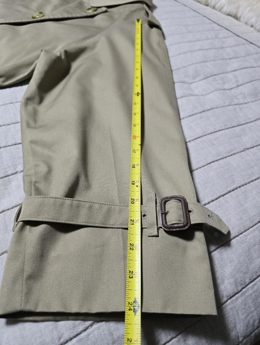 Burberry Classic Beige Double-Breasted Trench Coat with Check Lining - Picture 10 of 12